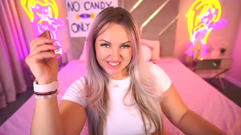 Snapshot of kiracandys chatting on 4, 11, 2025 Kira online show from 4, 11, 2025