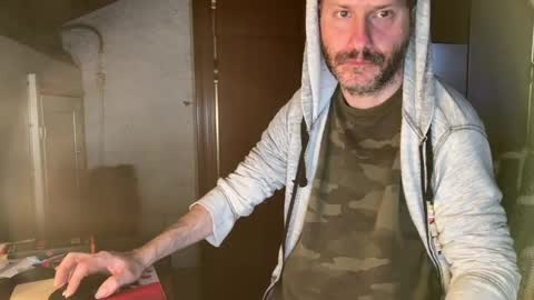 Snapshot of kissofbanned1983 chatting on 22, 4, 2026 kissofbanned1983 online show from 22, 4, 2026