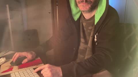 Snapshot of kissofbanned1983 chatting on 25, 4, 2026 kissofbanned1983 online show from 25, 4, 2026