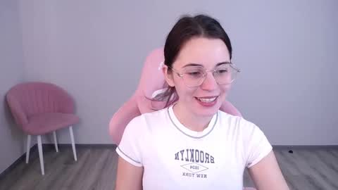 Snapshot of kisulya_meow246 chatting on 22, 10, 2025 Vikki Rose online show from 22, 10, 2025