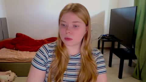 Snapshot of kitten_jenny01 chatting on 8, 5, 2026 Jennyblonde and Emmabrunette online show from 8, 5, 2026
