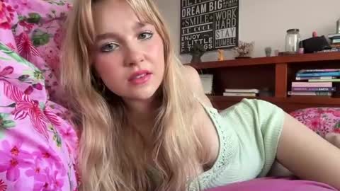 Snapshot of kittengirlxo chatting on 9, 2, 2025 kittengirlxo online show from 9, 2, 2025