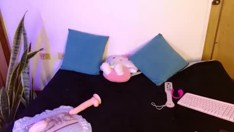 LAURA  help me reach 100likes online show from 30, 10, 2025