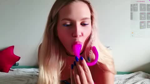 Snapshot of kittymiasofi chatting on 11, 4, 2026 kittymiumiu online show from 11, 4, 2026