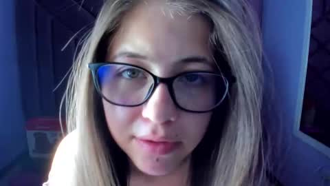 Snapshot of kittypinky01 chatting on 4, 5, 2026 Sarah online show from 4, 5, 2026