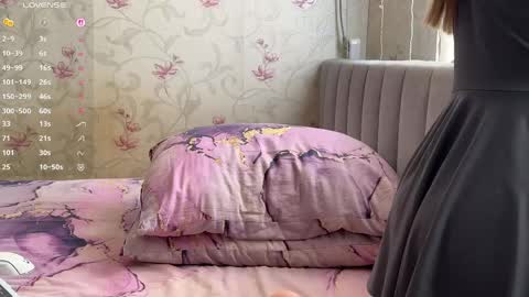 Snapshot of klikerstokens chatting on 25, 4, 2026 Louise and Mark online show from 25, 4, 2026