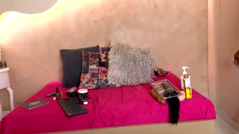 Snapshot of kloee_12 chatting on 7, 11, 2025 K L O E online show from 7, 11, 2025