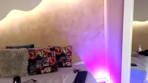 Snapshot of kloee_12 chatting on 21, 11, 2025 K L O E online show from 21, 11, 2025