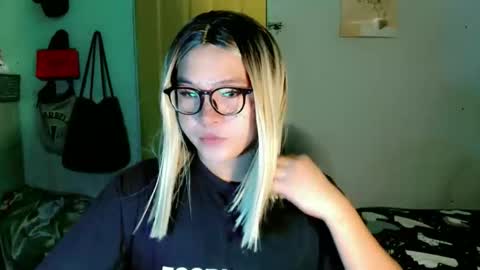Snapshot of krezikeed chatting on 13, 4, 2026 krezikeed online show from 13, 4, 2026
