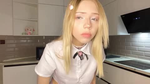 Snapshot of kristiancommes chatting on 25, 4, 2026 Alisa online show from 25, 4, 2026