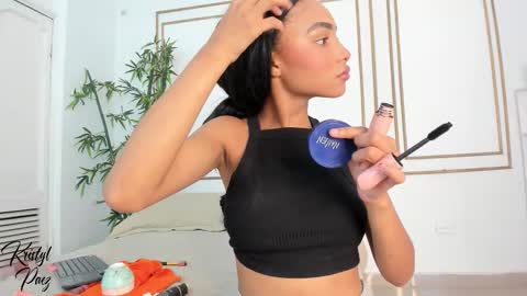 Snapshot of kristyl_paez chatting on 18, 11, 2025 Cristina online show from 18, 11, 2025