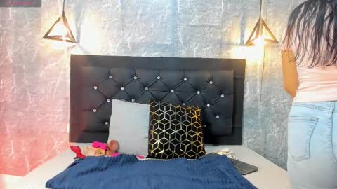 Kystal Taylor online show from 12, 11, 2025