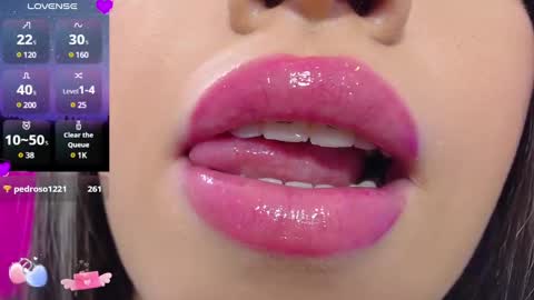 Snapshot of krysten_ritter2 chatting on 4, 3, 2025 krys online show from 4, 3, 2025