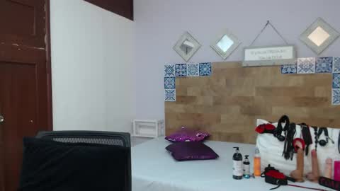 Snapshot of kyliiebaker chatting on 4, 12, 2025 Kylie online show from 4, 12, 2025