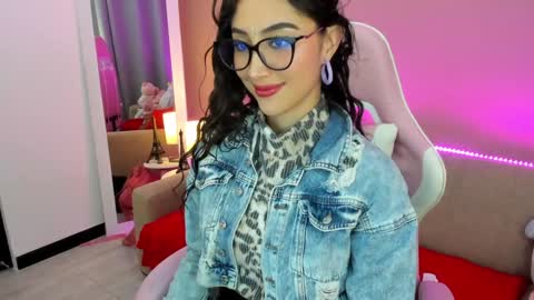 Snapshot of kymgiraldo8 chatting on 12, 1, 2025 Kym Giraldo online show from 12, 1, 2025