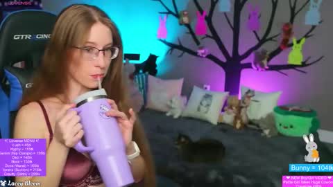 Lacey Bloom online show from 15, 4, 2026