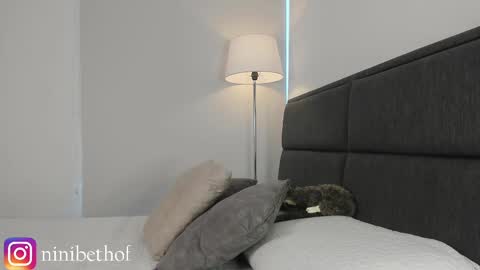 Snapshot of lady_ni chatting on 28, 2, 2025    700  1300 -5 online show from 28, 2, 2025