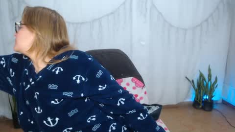 Snapshot of lahurent_weed420 chatting on 11, 4, 2026 paola and a guest lol online show from 11, 4, 2026