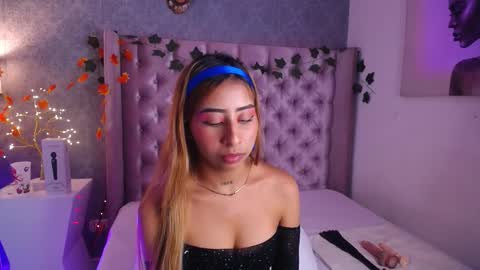 Snapshot of lailastilwills chatting on 5, 11, 2025 Laila Stilwills online show from 5, 11, 2025