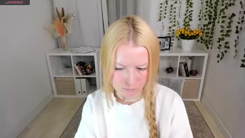 Snapshot of laly_peach chatting on 23, 4, 2026 Laly online show from 23, 4, 2026