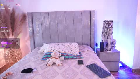 Hello Guys I am Lara Giraldo  WELCOME To my room online show from 14, 12, 2025