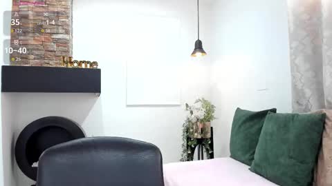 Snapshot of lara_martin chatting on 14, 11, 2025 700 200 online show from 14, 11, 2025