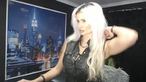 Snapshot of laras_moans chatting on 8, 12, 2024 laras_moans online show from 8, 12, 2024