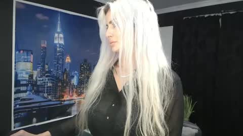 Snapshot of laras_moans chatting on 12, 12, 2024 laras_moans online show from 12, 12, 2024