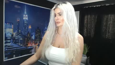 Snapshot of laras_moans chatting on 13, 12, 2024 laras_moans online show from 13, 12, 2024