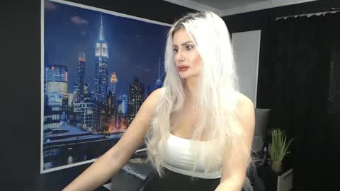 Snapshot of laras_moans chatting on 14, 12, 2024 laras_moans online show from 14, 12, 2024