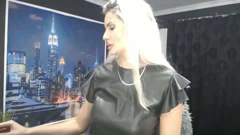 Snapshot of laras_moans chatting on 28, 12, 2024 laras_moans online show from 28, 12, 2024
