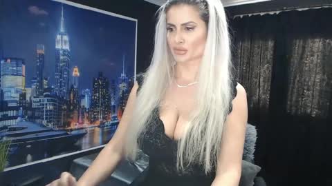 Snapshot of laras_moans chatting on 1, 1, 2025 laras_moans online show from 1, 1, 2025