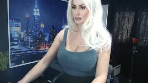 Snapshot of laras_moans chatting on 27, 1, 2025 laras_moans online show from 27, 1, 2025