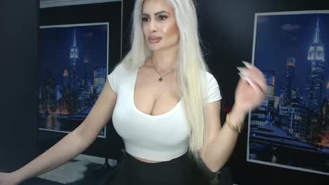 Snapshot of laras_moans chatting on 3, 3, 2025 laras_moans online show from 3, 3, 2025