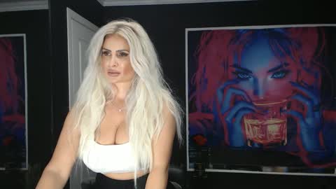 Snapshot of laras_moans chatting on 12, 9, 2025 laras_moans online show from 12, 9, 2025