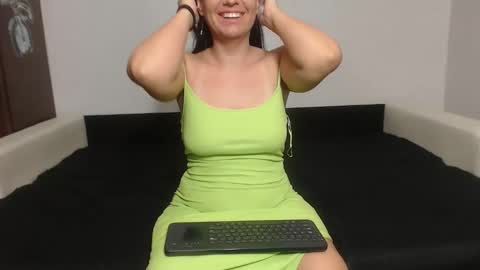 Snapshot of larataylorrr chatting on 12, 5, 2026 larataylorrr online show from 12, 5, 2026