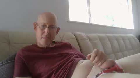 Snapshot of largerthan chatting on 1, 4, 2026 largerthan- say hi on entry online show from 1, 4, 2026