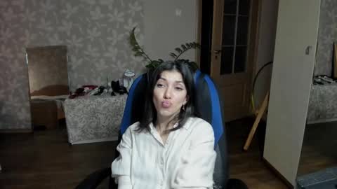 Snapshot of larisadevries chatting on 8, 10, 2025 Larisa online show from 8, 10, 2025