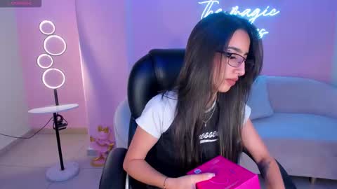 Larisa Smirnov online show from 18, 11, 2025