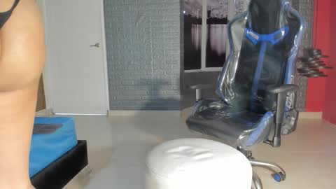 Snapshot of larossx chatting on 23, 10, 2025 online show from 23, 10, 2025