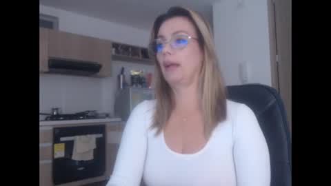 Snapshot of latinpaprika chatting on 10, 3, 2025 latinpaprika online show from 10, 3, 2025