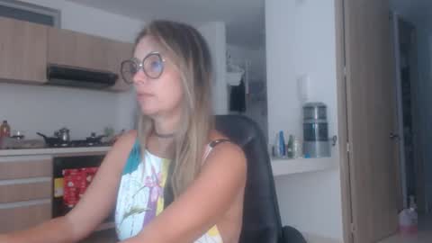 Snapshot of latinpaprika chatting on 19, 10, 2025 latinpaprika online show from 19, 10, 2025