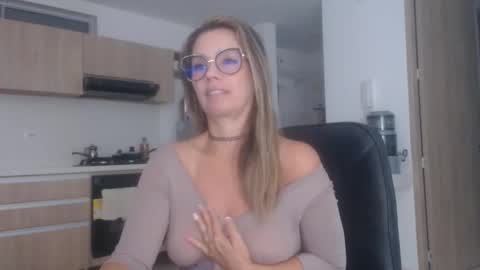 Snapshot of latinpaprika chatting on 25, 10, 2025 latinpaprika online show from 25, 10, 2025