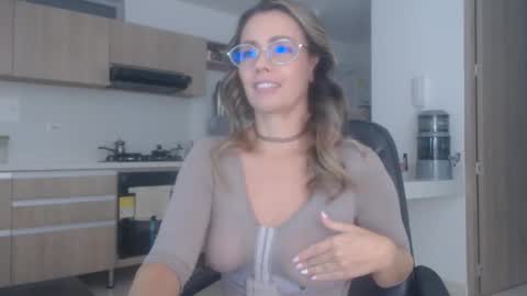 Snapshot of latinpaprika chatting on 14, 12, 2025 latinpaprika online show from 14, 12, 2025