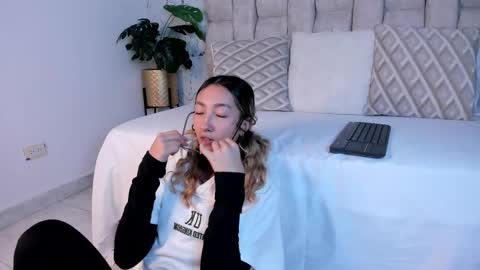 Snapshot of laumiller chatting on 25, 9, 2025 Lau Miller online show from 25, 9, 2025