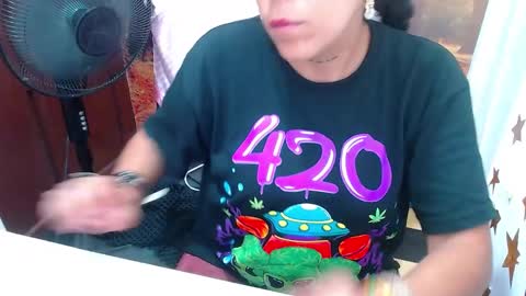 Snapshot of laura_alejandra chatting on 2, 12, 2024 Laura Alejandra online show from 2, 12, 2024