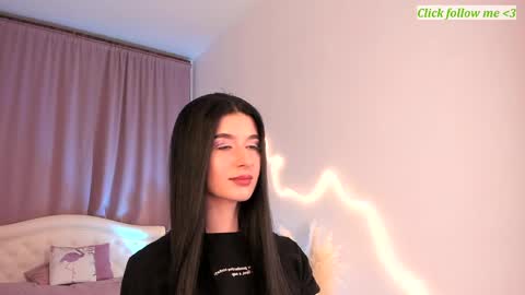 Snapshot of laura_coy chatting on 5, 4, 2026 Laura online show from 5, 4, 2026