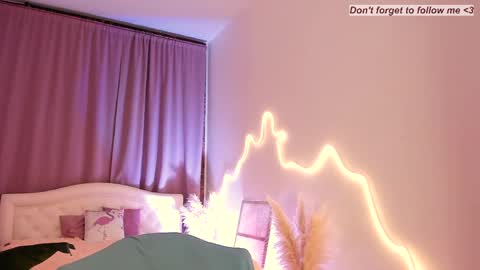 Snapshot of laura_coy chatting on 7, 4, 2026 Laura online show from 7, 4, 2026