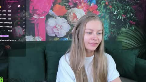 Snapshot of laura_pudd chatting on 14, 11, 2025 Laura online show from 14, 11, 2025