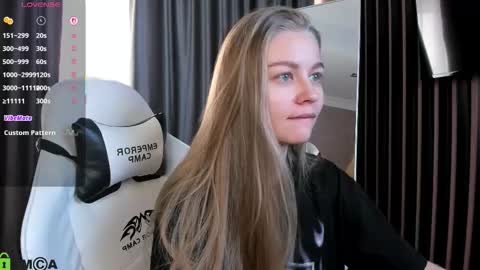 Snapshot of laura_pudd chatting on 3, 12, 2025 Laura online show from 3, 12, 2025